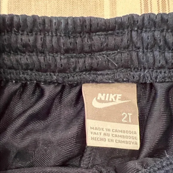 Like new size 2t Nike Black and Red Athletic Shorts Lightweight Breathable - Picture 5 of 6